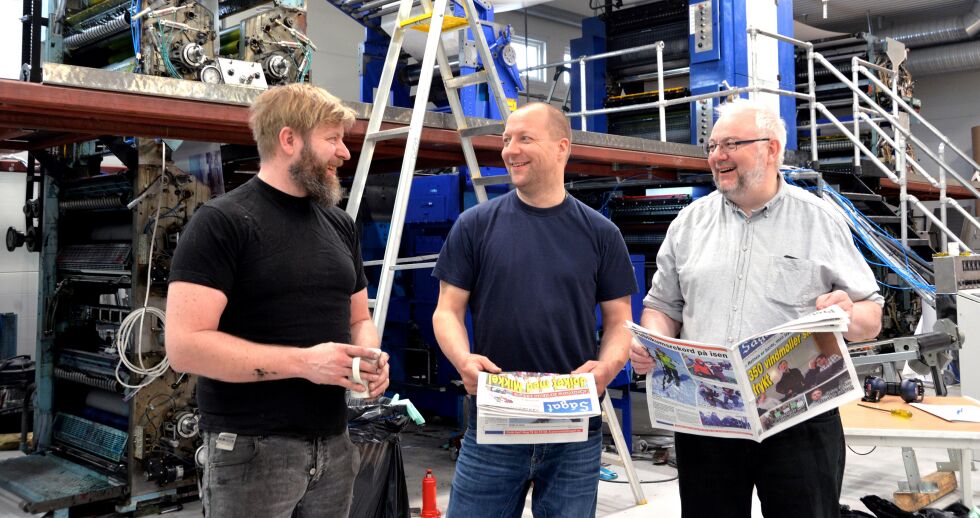 Fra venstre driftsleder Robert Øvervold, trykker Rune Lebesbye-Isaksen og daglig leder Geir Wullf med de første avisene som ble trykket etter oppgraderingen av avispressa.
 Foto: Sonja E Andersen