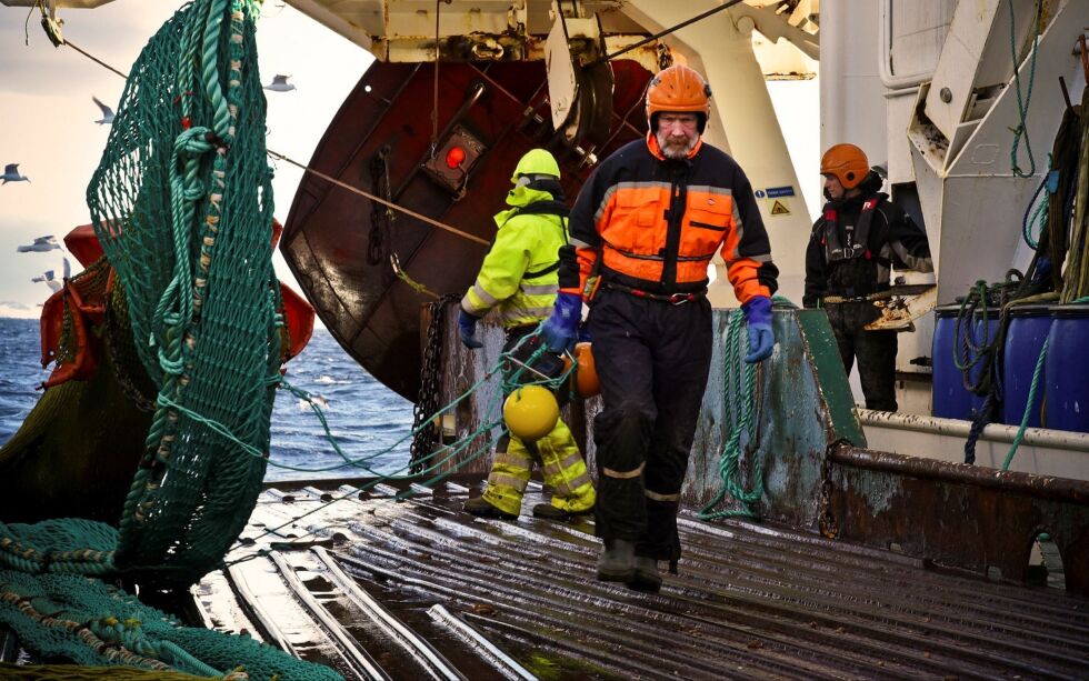 – Ar­bei­det med å ut­vik­le nye og smar­te bio-ned­bryt­ba­re plast­ty­per vil være med på å gi oss et løft in­nen forsk­ning og in­du­stri­ell ut­vik­ling, me­ner fors­ker Roger B. Larsen som vi her ser un­der for­søk om bord på F/F «Hel­mer Hans­sen».
FOTO: VA­LEN­TI­NA LANCI, UiT
