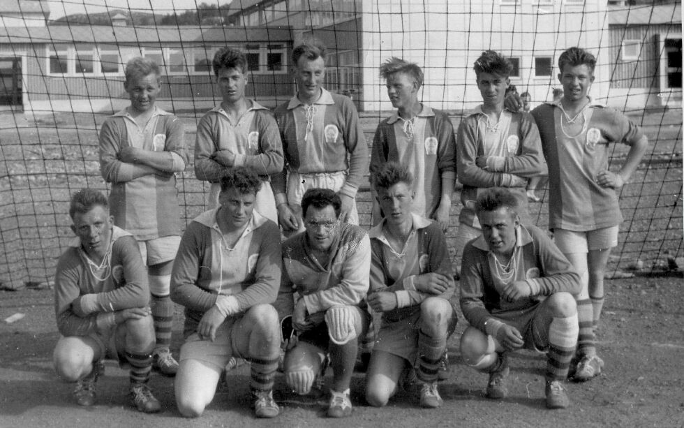 Bølgen 1960: Foran fra venstre: Svein Seipæjærvi, Knut Mortensen, Roald Brækkan, Trygve Randa og Odd Ingilæ.  Bak fra venstre: Kåre Dørmænen, Magnus Randa, Erling Gaski, Oddvar Mudenia, Arne Randa og Paul H. Lilleeng.