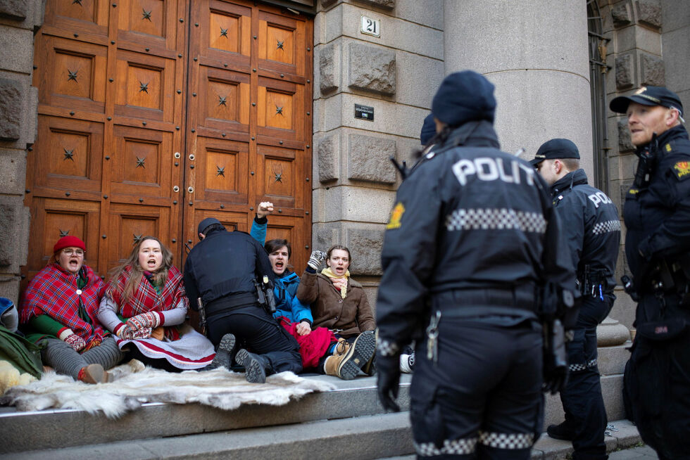 Aksjoner utenfor departementet den 1. mars 2023. Og Greta Thunberg utenfor Finansdepartementet.
 Foto: Amanda Iversen Orlich