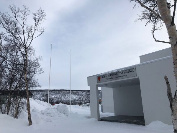 Tomme flaggstenger på kvenfolkets dag
