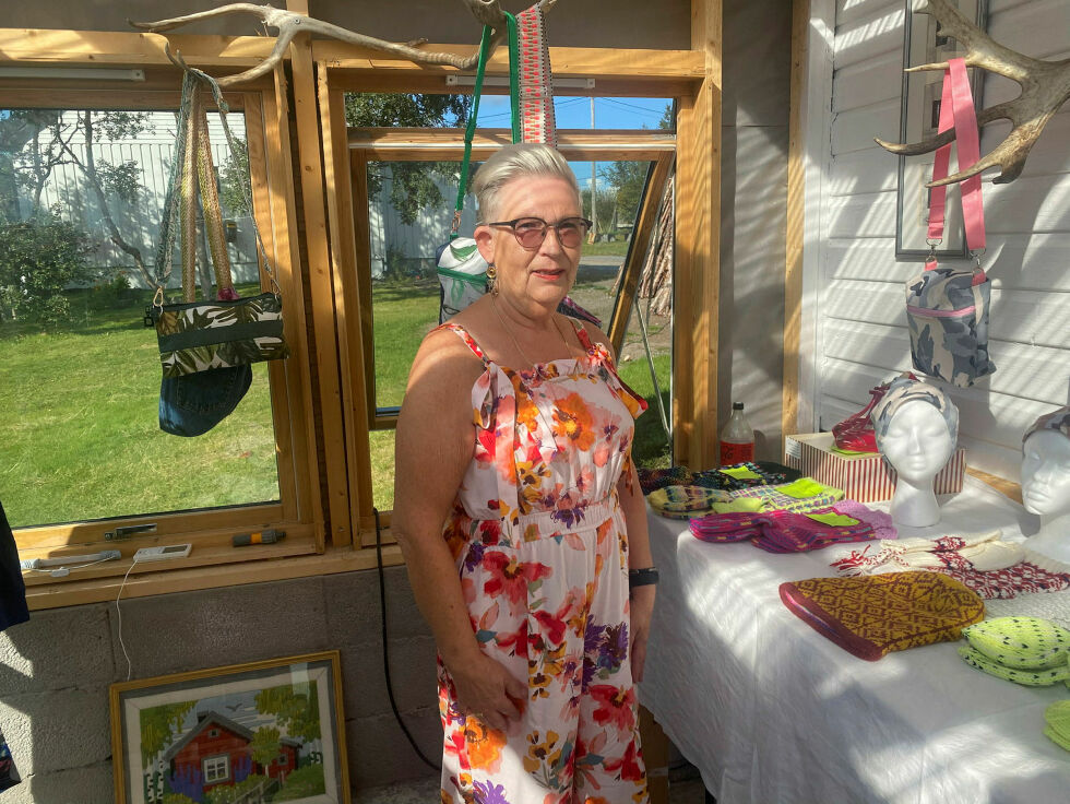 Med alt det lyset et drivhus har, så passer det ypperlig som salgssted for Ann-Rose Dahl og hennes strikka og sydde produkter.
 Foto: Thor Thrane