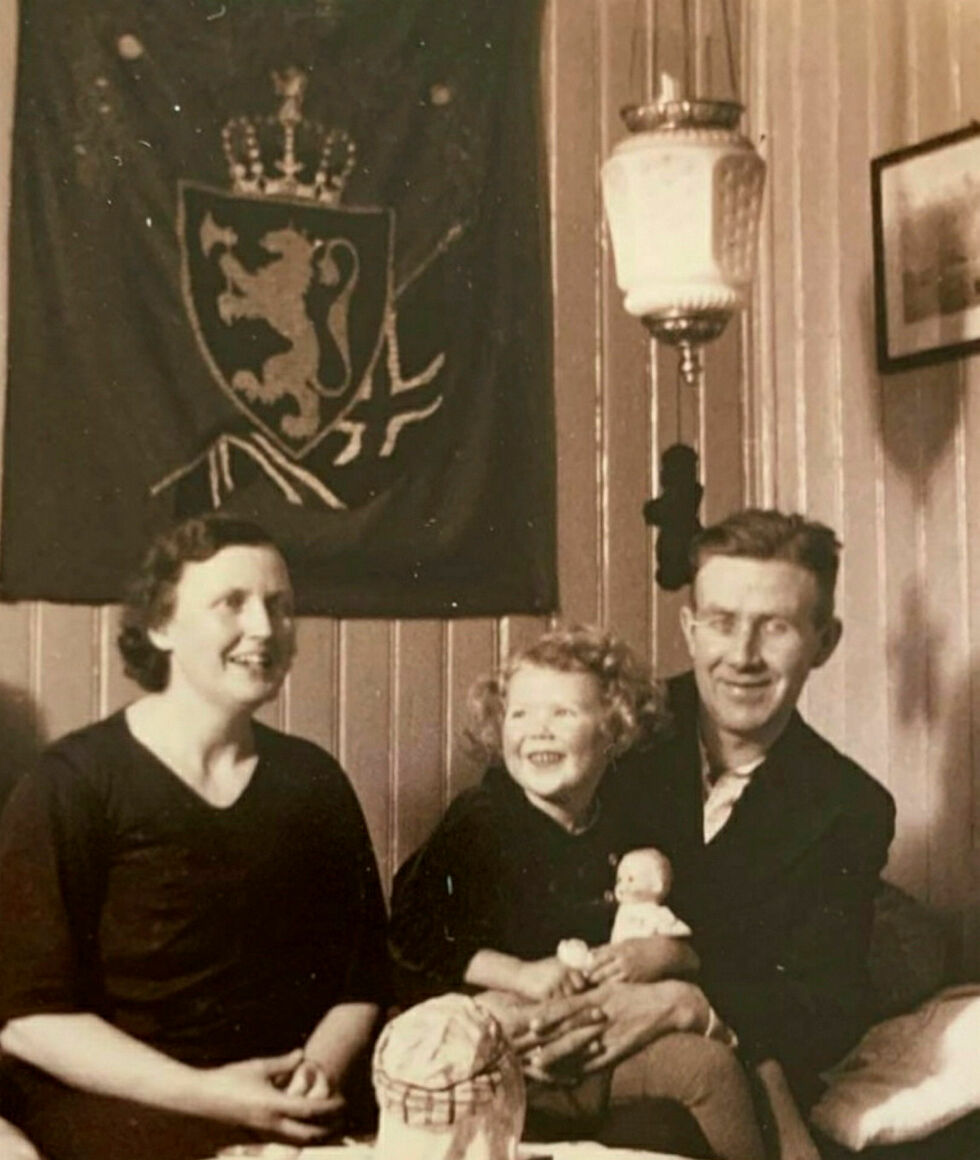 Ruth Emilie, Elsa og Agnar Jørgensen. Bildet er tatt noen dager før påsken 1941.
 Foto: Privat