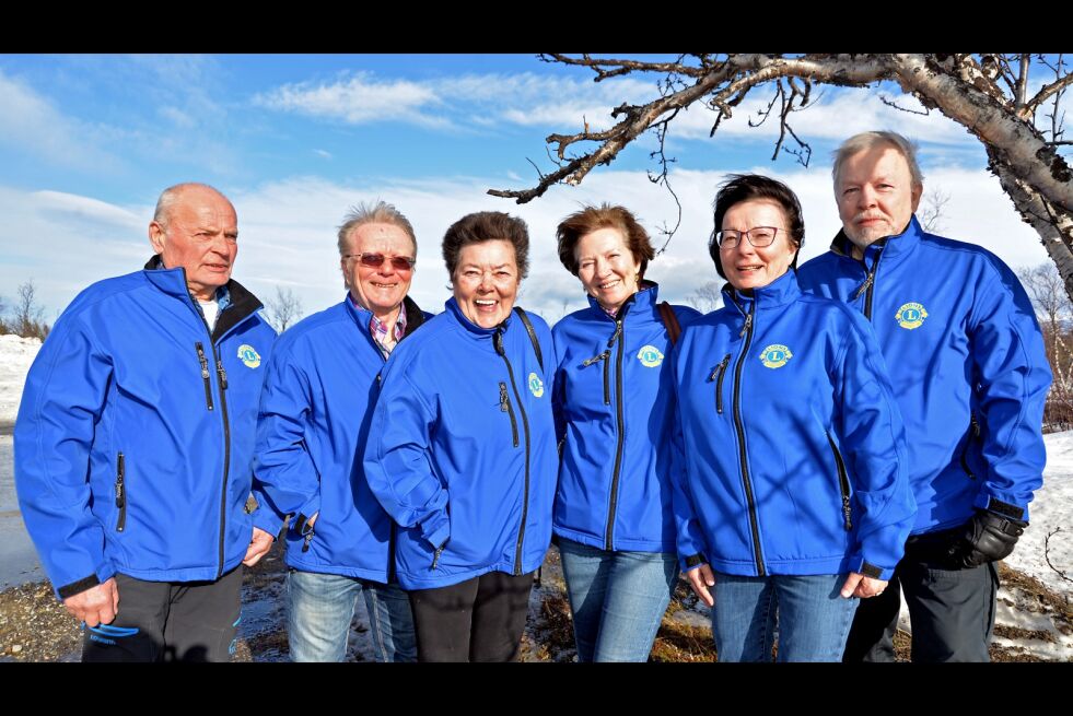 Når Helsesportsuka 2016 åpnes i Olderfjord lørdag, er det 40. gang Lions Club Porsanger ønsker velkommen til vinterfestuke ispedd aktiviteter og sosial moro. Her er laget representert med Trygve Myrmel (fra venstre), Steinar Tveit, Grethe Thomassen, Ranveig Olsen, Evy Einarsen og Terje Olsen.
 Foto: Sonja E Andersen
