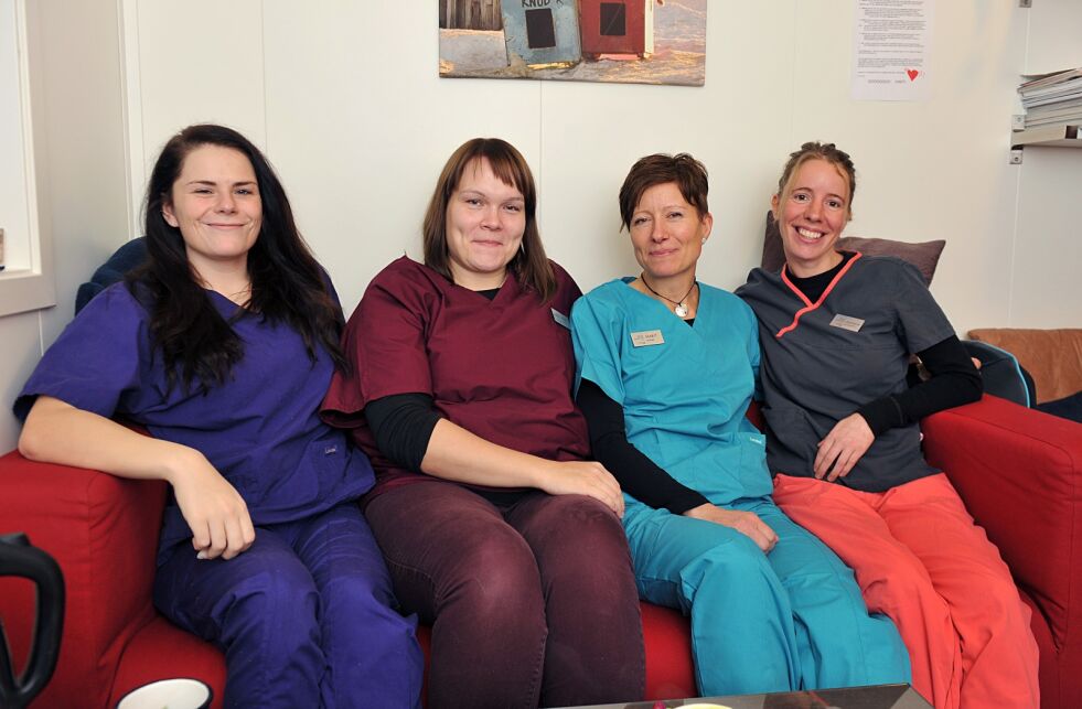 Dyrlegene Maja Kruuse, Mari Johannessen, Marit Holm og dyrlegeassistent Sandrine B. Johansen var på jobb på Lakselv dyreklinikk denne dagen.
 Foto: Oddgeir Johansen