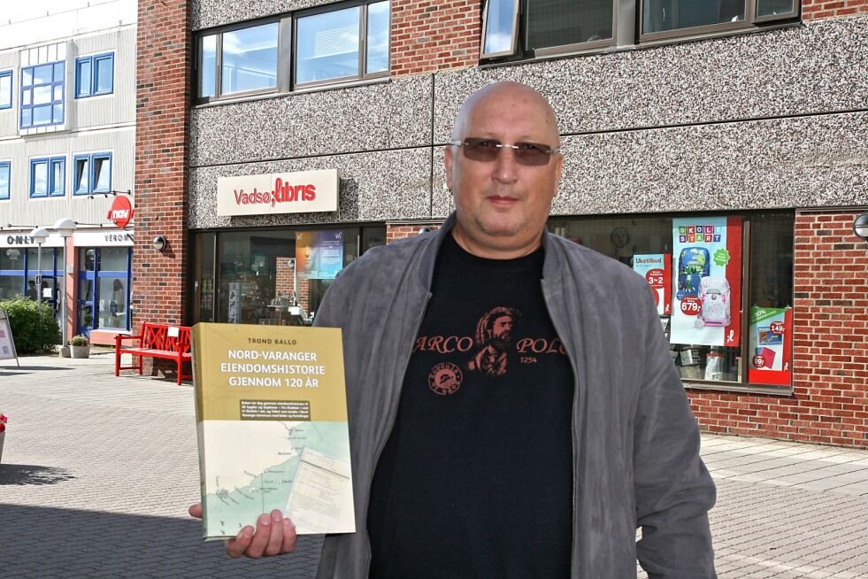 Trond Ballo er nå på bokmarkedet med en omfattende bok om eiendommer i Vadsø kommune.
 Foto: Bjørn Hildonen