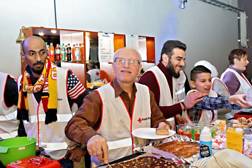 Abdul Hadi fra Homs i Syria stilte opp som frivillig og smilte i takt med sola som skinte utendørs lørdag formiddag.
 Foto: Silje L Kvammen