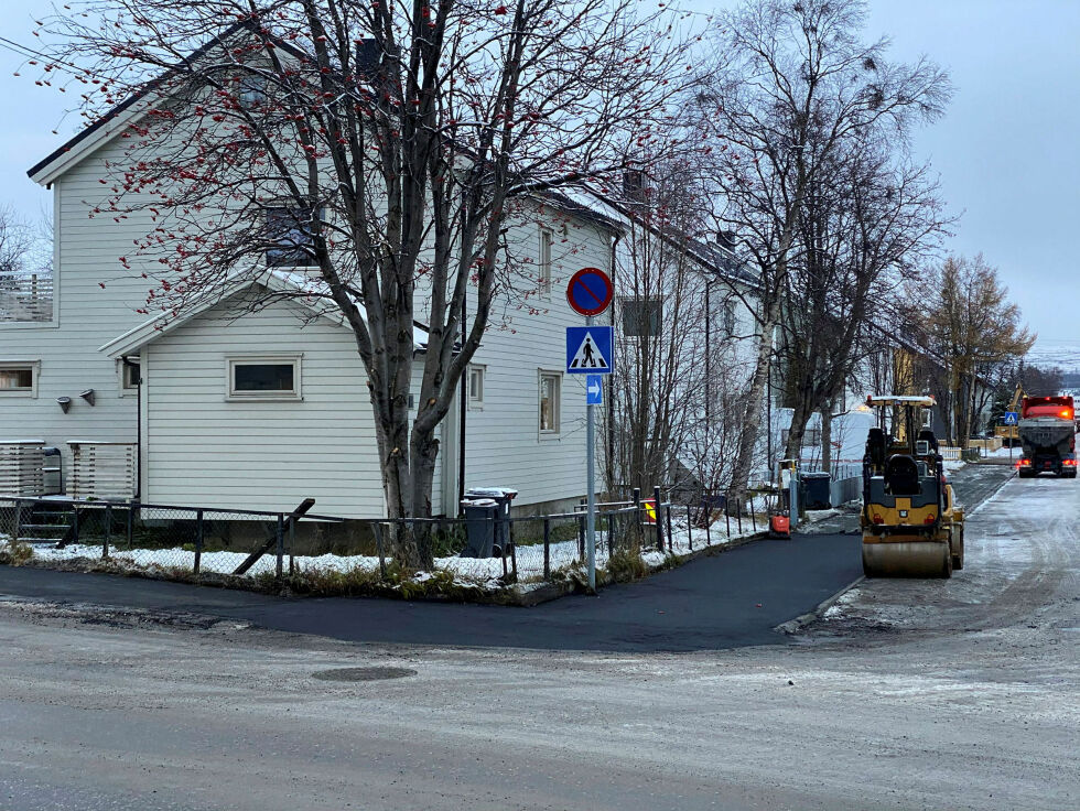 I Parkveien og Kirkegårdsveien i Kirkenes kan beboere og andre fotgjengere glede seg over nylagt asfalt, som ble lagt før vinteren tok sine harde grep.
 Foto: Hallgeir Henriksen