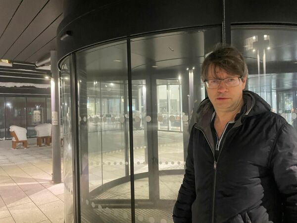 Mener sykestua la moren for å dø, sønnen kjempet i to døgn for å berge morens liv