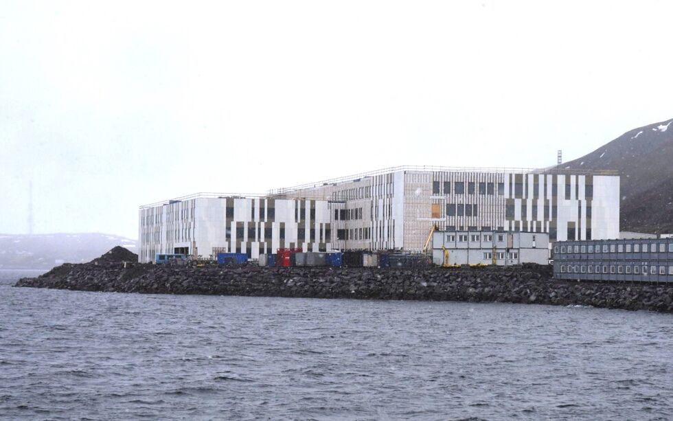 Regjeringen har totalt for 2022 og 2023 foreslått 94,6 millioner kroner til landingsplass ved nye Hammerfest sykehus. Her er nye Hammerfest sykehus under bygging.
 Foto: Cecilie Ditløvsen