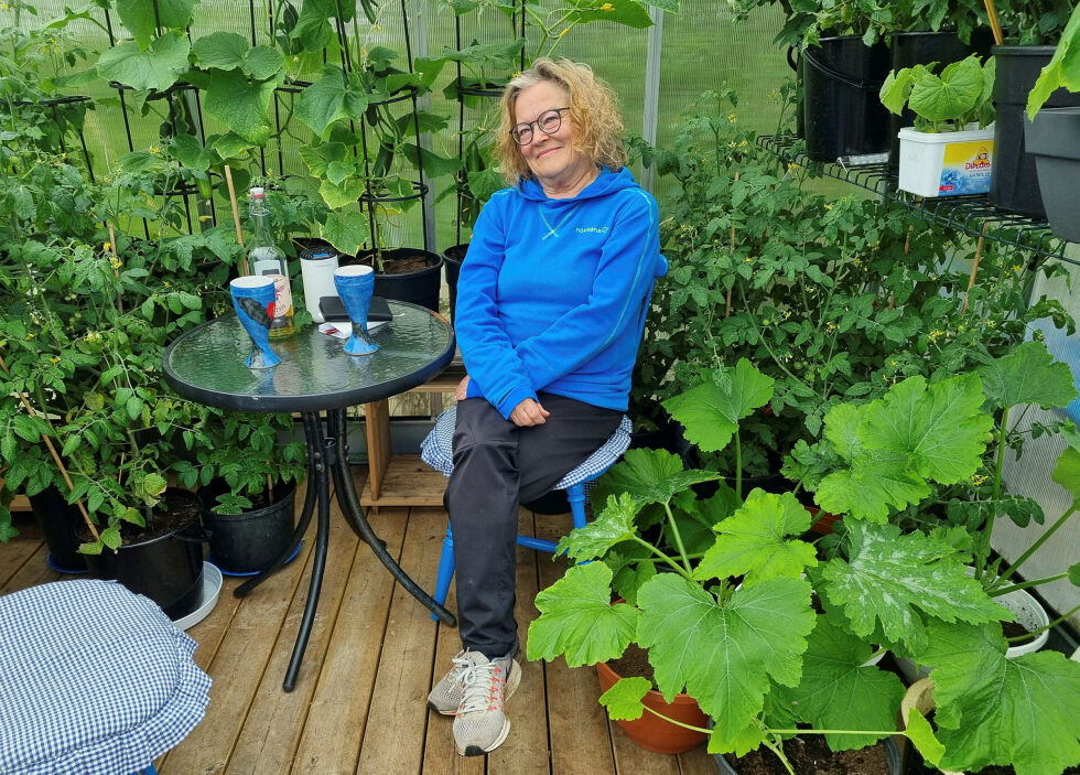 Etter 40 år som ansatt i Nesseby kommune skal Britt Inger Olsen (69) nå bare nyte hverdagene.  – Det er jo litt vemodig å slutte, men også en god følelse, sier hun.
 Foto: Torbjørn Ittelin