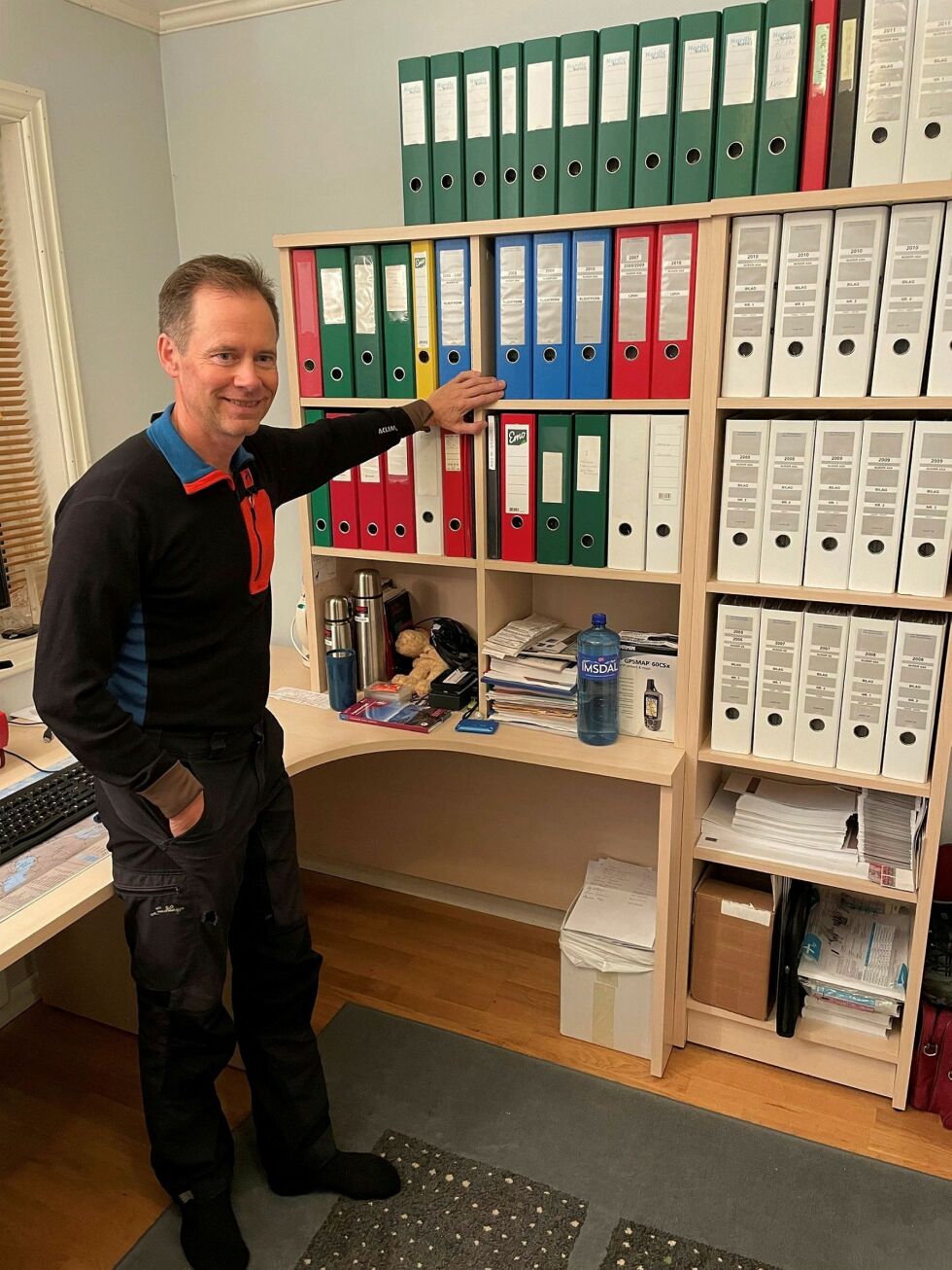 Adm.dir. Øystein Rushfeldt foran det eldste arkivet. Det digitale arkivet som nå avleveres til Arkivverket omfatter perioden 2008–2021 (foto: Arkivverket)