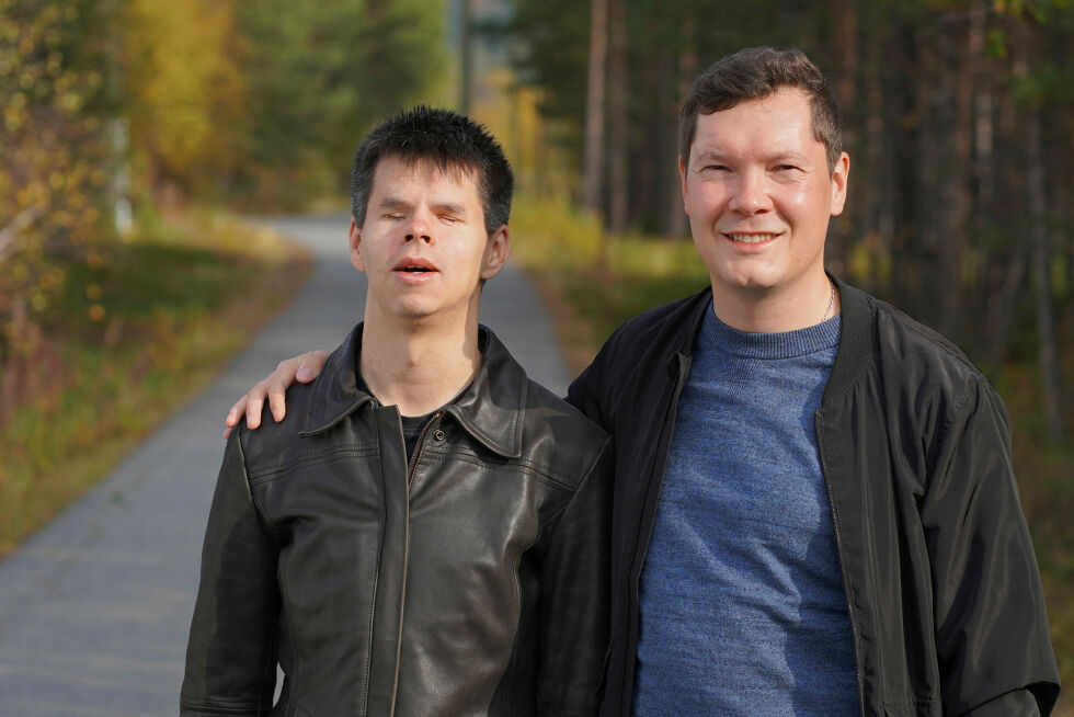 John André Eira og Ole Máhtte Gaup er programledere i det nye radioprogrammet om joik, «Luođis luohtái».
 Foto: MATTIS WILHELMSEN / NRK