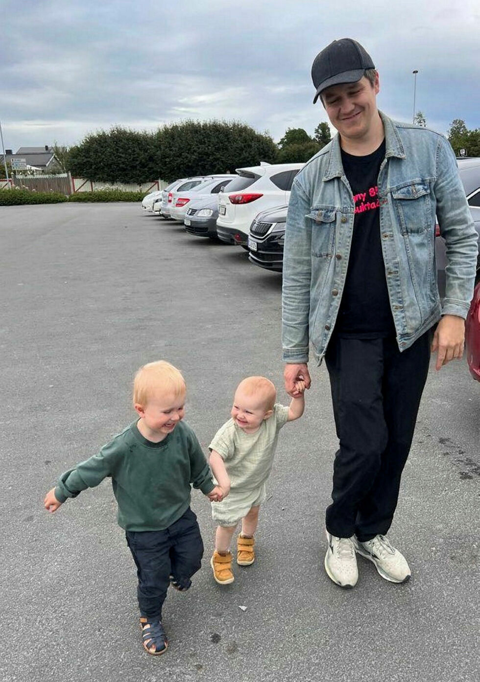 Simen L. Fosse flyttet fra Oslo til Honningsvåg med familien sin i høst. Her er han sammen med barna sine Ole og Aurora. I et høringssvar til kommunen ber han om at Skårungen barnehage ikke legges ned.
 Foto: Privat