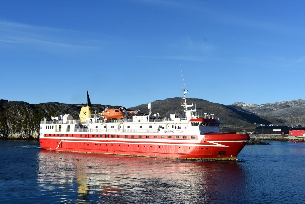 Hver fredag går Sarfaq Ittuk fra Nuuk og nordover til Ilulissat. Båten har 20.000 passasjerer årlig. Av dem er 2.000 turister.
 Foto: Beate Heide