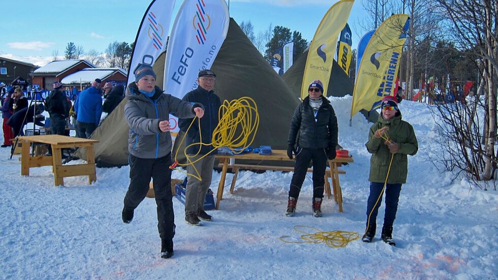 Det er lagt opp til ulike aktiviteter på NM-stadion i Alta. Fefo tilbyr varm drikke rundt grillen i tillegg til lassokasting. Her er det Adrian Østlyngen fra Alta og Lars Jørgen Langfjell fra Vikersund som prøver lassohanda.
 Foto: Rita Heitmann