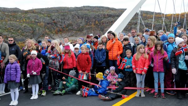 Bru, vei og tunnel velsigna og åpna