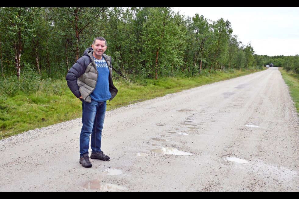 Knut Roger Hanssen reagerer på at kommunen ikke vedlikeholder veien som skal hedre Anne Marie Nymo.
 Foto: Irene Andersen
