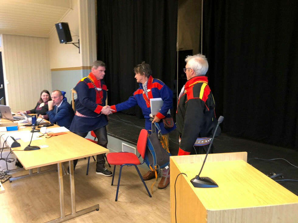 Gjenvalgt ordfører, Svein Atle Somby (Ap), takker Samefolkets partis John Nystad for åtte års samarbeid som varaordfører, nå avløst av uavhengig representant, Mathis Nilsen Eira.
 Foto: Stein Torger Svala