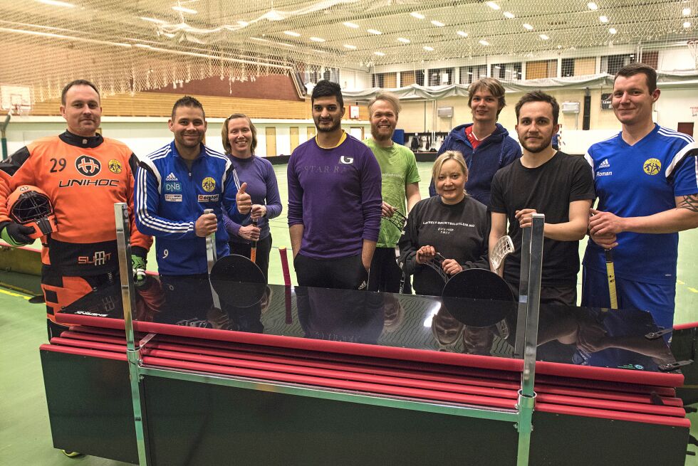 Porsanger innebandyklubb har brukt over 100.000 kroner på nye vanter. Fra venstre Tommy Johansen, Ørjan Langsholt, Marit Bjørkli, Atif Kiyani, Lars Nussbaum, Anne-Britt Larsen, Ken Marius Nilsen, Simon Borch og Roman Bohony.
 Foto: Marius Thorsen