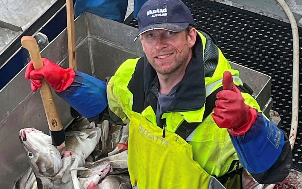 Jostein Fløgstad har ikke angret ett sekund på at han har forlatt en trygg jobb i fylkeskommunen til fordel for fiskeryrket.
 Foto: Privat