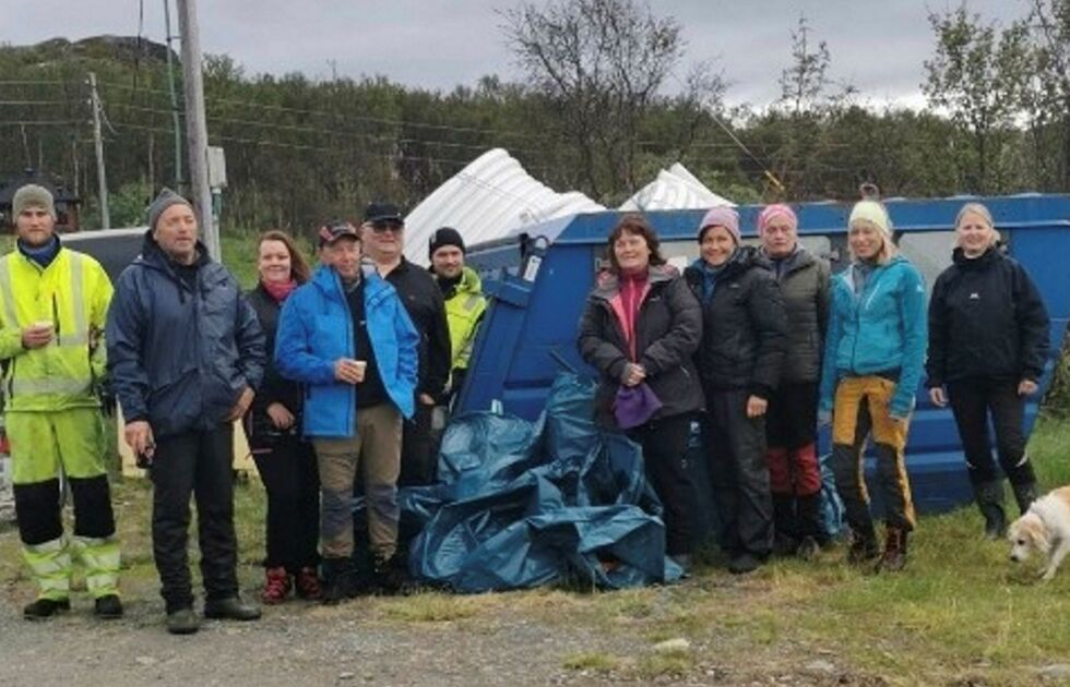 Ryd­de­gjen­gen fra Jar­fjord ung­doms­lag som gjor­de noe bra for mil­jø­et, og na­tur­en i Lana­bukt. Foto: Hei­di Pers­dat­ter