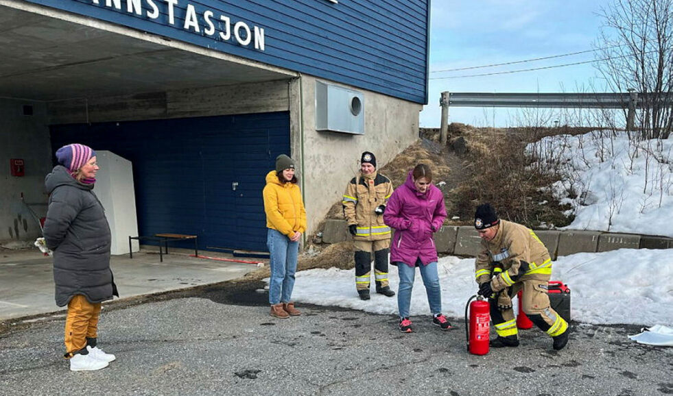 På damenes aften på brannstasjonen i Nesseby fikk kvinnene demonstrert hvordan man med enkle grep kan forhindre brann.
 Foto: Britt Inger Olsen