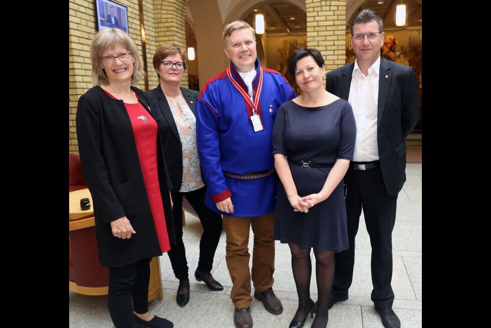 Fire rødgrønne stortingsrepresentanter og en presidentkandiat. Fra venstre Karin Andersen (SV), Heidi Greni (SP), Ronny Wilhelmsen (AP), Helga Pedersen (AP) og Stein Erik Lauvås (AP).
 Foto: Arbeiderpartiet