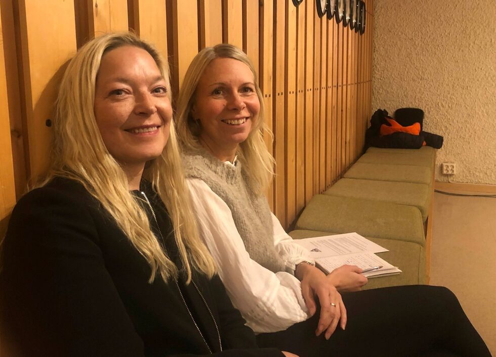 Siv Anita Biti-Helander og Eirin Utsi var spente før kommunestyrets behandling av saken.
 Foto: Birgitte Wisur Olsen