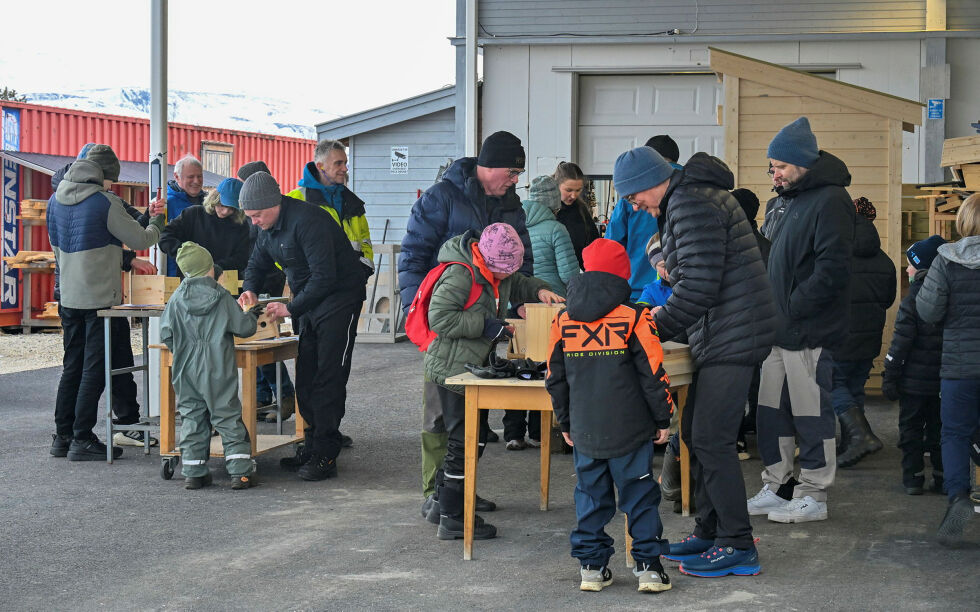 Full konsentrasjon og stor innsats. Barna fikk utdelt egne byggesett og lærte å sage, spikre og pusse – med god hjelp fra foreldre og frivillige.
 Foto: Irene Andersen