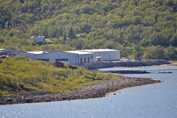 En mann er savnet etter brannen i Friarfjord