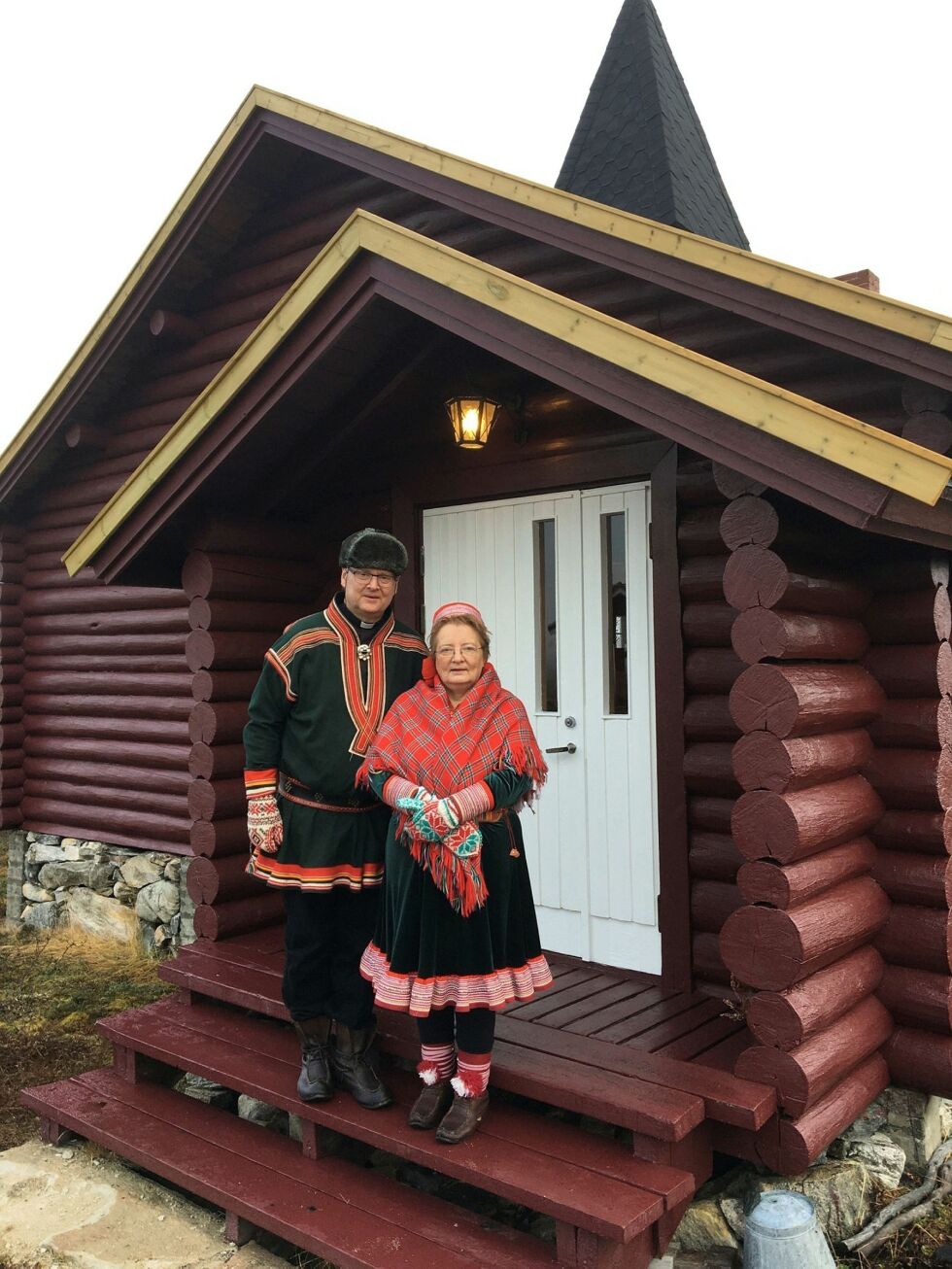 Bjar­ne og In­ger Anna Gaup Gu­stad skal fra i vin­ter drive Nor­ges same­mi­sjon fra Kau­to­kei­no. Her er ekteparet, som nå jobber i Kautokeino menighet, nylig foreviget ut­en­for Šuoššjávri ka­pell. 
Foto: Ánte Jo­nas Gaup Gu­stad