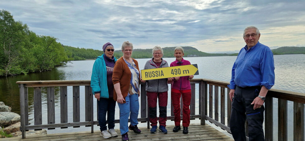 Ernst Sneve viser et populært sted å ta med turister. Her fra venstre Torid Gjetmundsen, Sigrid Sandby, Gerd Danielsen og Sissel Jensen.
 Foto: Hill Haga