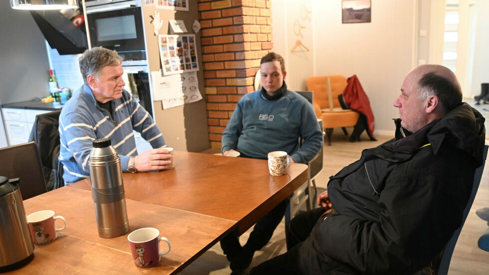 – Vi må jo få et større uttak. Og finne bedre ordninger for å få gjort dette, sier Geir Adelsten Iversen (Sp) etter å ha lyttet til Máhtte Eira og Kjell Magne Eira.
 Foto: Irmelin Klemetzen
