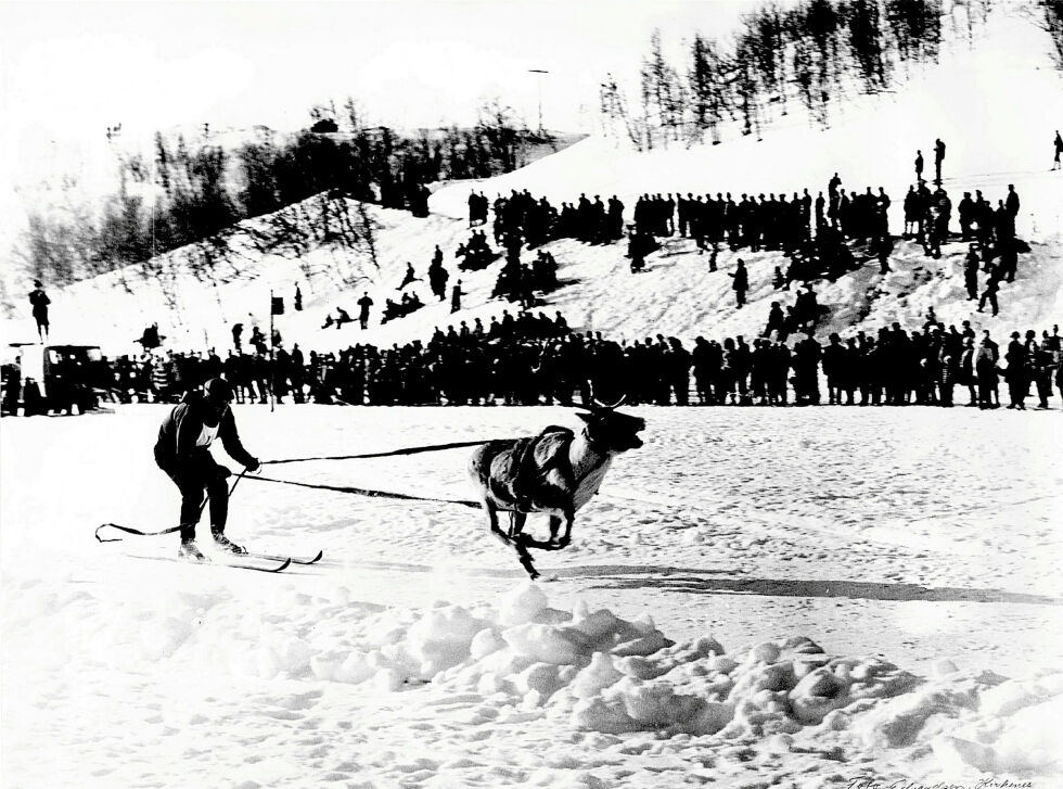 Andreas Sivertsen vant én av klassene langfredag 1964. Tilskuerne samla seg på begge sider av elva, og her ser vi mange av dem på bugøyfjordsida.
 Foto: Foto Edvardsen
