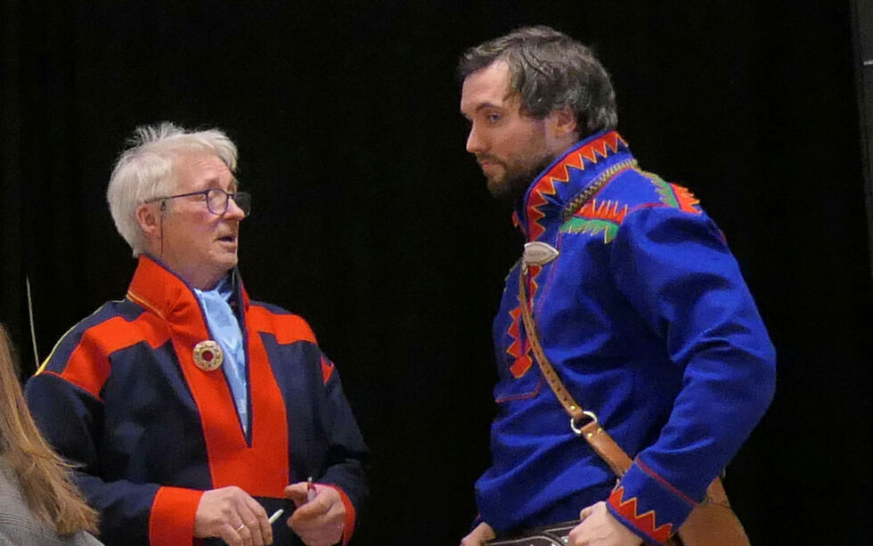 Kjell Olav Guttorm (Ap) ble lovlig valgt til å representere Karasjok stangfiskeforening i Tanavassdragets fiskeforvaltning. Her i samtale med varaordfører Mathis Nilsen Eira (til venstre).
 Foto: Stein Torger Svala