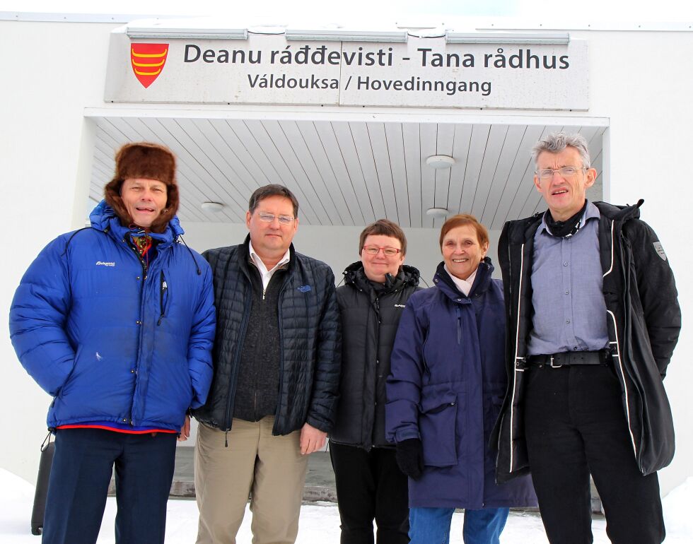Finnmarkskommisjonen oppnevnes av kongen i statsråd (regjeringa) og består av fra venstre Ole Henrik Magga, John Bernhard Henriksen, Veronica Andersen, Hilde Agathe Heggelund og leder Jon Gauslo. Ialt åtte individuelle krav om eiendomsrett i Karasjok slapp gjennom nåløyet og ble anerkjent av en enstemmig kommisjon. FeFo-styret vil derimot ikke godta noen av av disse.
 Foto: Torbjørn Ittelin