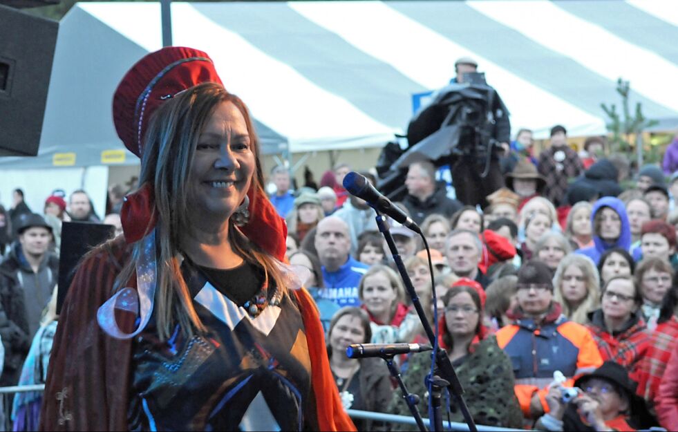 Mari Boine deltar på konsert på Samisk senter for samtidskunst i forbindelse med ny utstillingsåpning.
 Foto: Stein T Svala (arkiv)