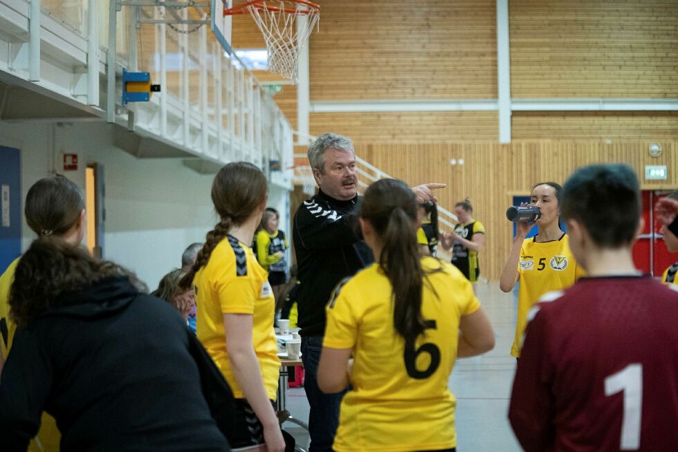 Vadsøgjengen tar en peptalk i pausen.
 Foto: Therese Norman Andersen