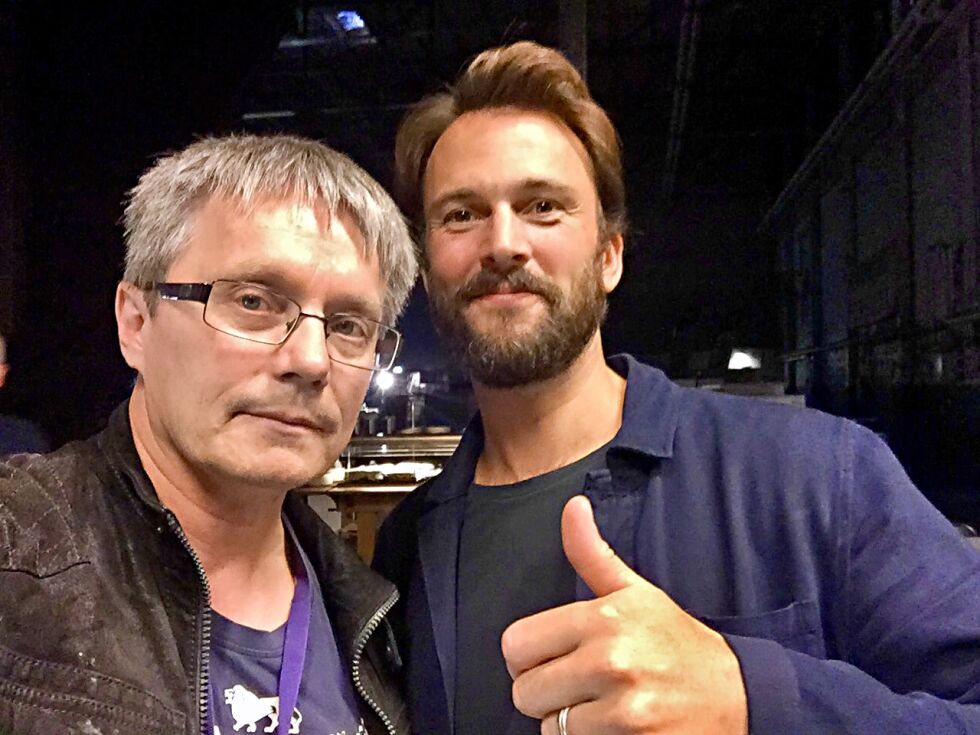 Når NRK Sápmis journalist Dan Robert Larsen entrer Stjernekamp-scenen i dag er han veldig nervøs, innrømmer han. Her er han sammen med programleder Kåre Magnus Bergh.
 Foto: Tor Even Mathisen/NRK