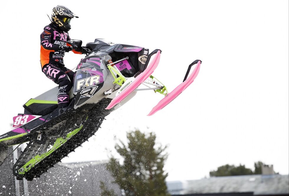 Sneskutercross ser ut til å være beintungt, og krever nok mye styrke. Her ser vi Malene Andersen fra Alta motorsportklubb i aksjon
 Foto: June  Helén Bjørnback
