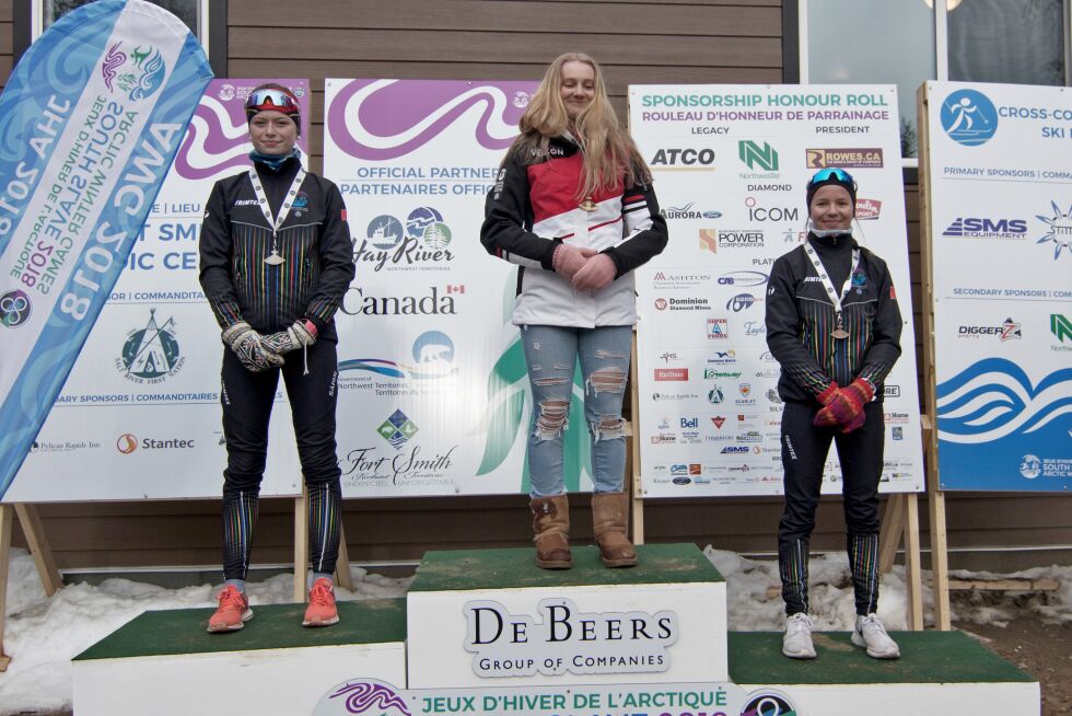 Katrine Tovås fra Liland endte på andreplass i sin klasse, og helt til høyre ser vi også Elen Kristine Petterson som tok tredjeplassen. I midten, vinneren av klassen, Sonjaa Schmidt fra Yukon.
 Foto: Charles Petterson