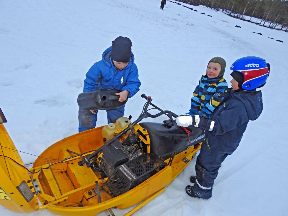 Skal man kjøre skuter, må man selv klare å fylle tanken, når den er tom. Chris André får assistanse og gode råd angående påfyll av bensin av Odin og Odin. Teamwork!
 Foto: Kristin Marie Ericsson