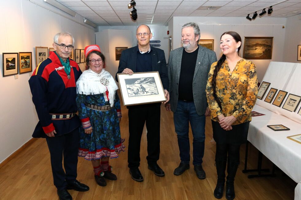Steinar Pedersen (fra venstre) styreleder DVM, Geir Reiersen SIVA, Inga Hermansen Hætta Duodjeinstituhtta, Liv Astrid Kvammen Svaleng Saviomuseet/DVM, Håvard Lund SVK og Johnny Leo Jernsletten direktør DVM, var alle glade og svært takknemlige for at samlingen nå har kommet hjem i trygge hender.
 Foto: Silje L Kvammen