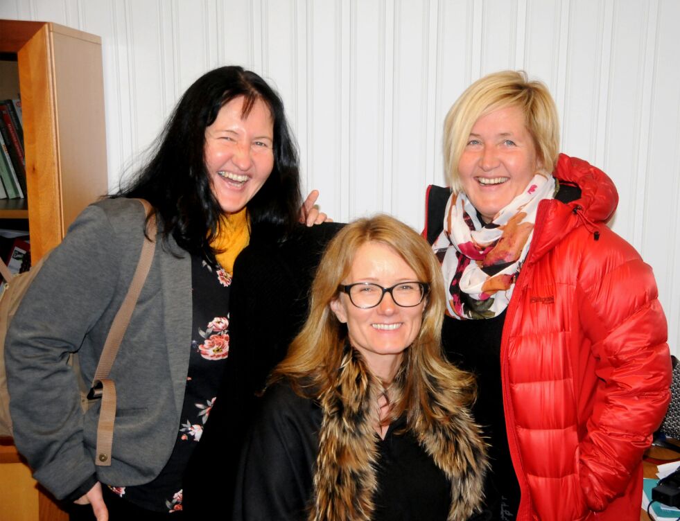 Smilet satt løst hos søskenbarna Gunn Bodil Mathisen (til venstre), Nina Bordi Øvergaard og Elin Mathisen etter onsdagens kommunestyre på rådmann Ninas kontor.
 Foto: Hallgeir Henriksen