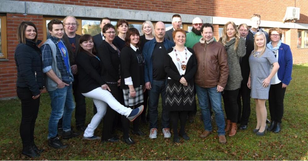 Her er det nye kommunestyret for perioden 2015 til 2019. Fra venstre Elisabeth Hjalmarsdatter Hansen, Hans Magnus Thunestvedt, Helge Ragnvald Olaussen, Sølvi Johansen, Jonas Sørum Nymo, Hilde Skanke, Reidunn Magnussen Hesjevik, Mona Skanke, Maja Stenbro Hanssen, Torkjell Johnsen, Bjørn Balto, Aina Borch, Jon Nikolaisen, Øyvind Lindbäck, Cecilie Gjennestad, Knut Roger Hanssen, Tore Samuelsen, Agnete Masternes Hanssen og Heidi Langø Aspenes.
 Foto: Bjørn Arne Johansen