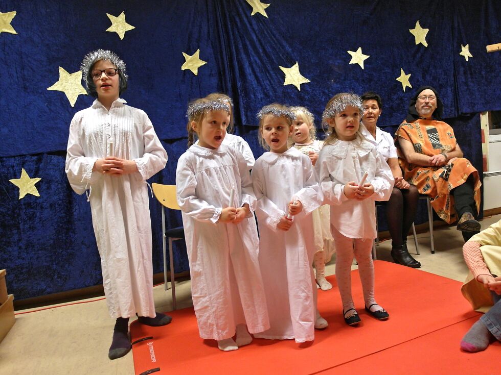 Lotta, Ida og Maja, Leah, Ragna og Ingrid var dypt konsentrerte under denne sangen.
 Foto: Liv Reidun Haldorsen