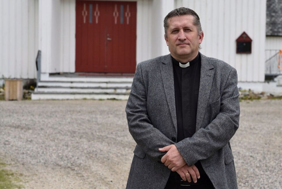 Kir­ke­dø­re­ne i Laks­elv vil være åpne på jul­af­ten, men det blir in­gen guds­tje­nes­te.
 Foto: Kristin Humstad