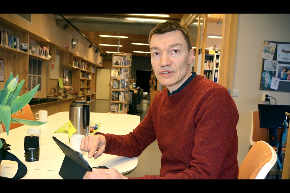 Tor Mikalsen forteller om utfordringene knyttet til arbeidet med kulturstien, som skal gå gjennom Svartskogen i Manndalen.
 Foto: Elin Margrethe Wersland