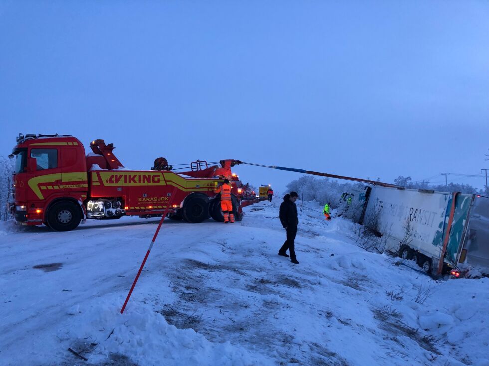 En krevende operasjon for bergningsmannskaper fra Karasjok og Kautokeino med å få EU-traileren opp på veien igjen.
 Foto: Stein Torger Svala